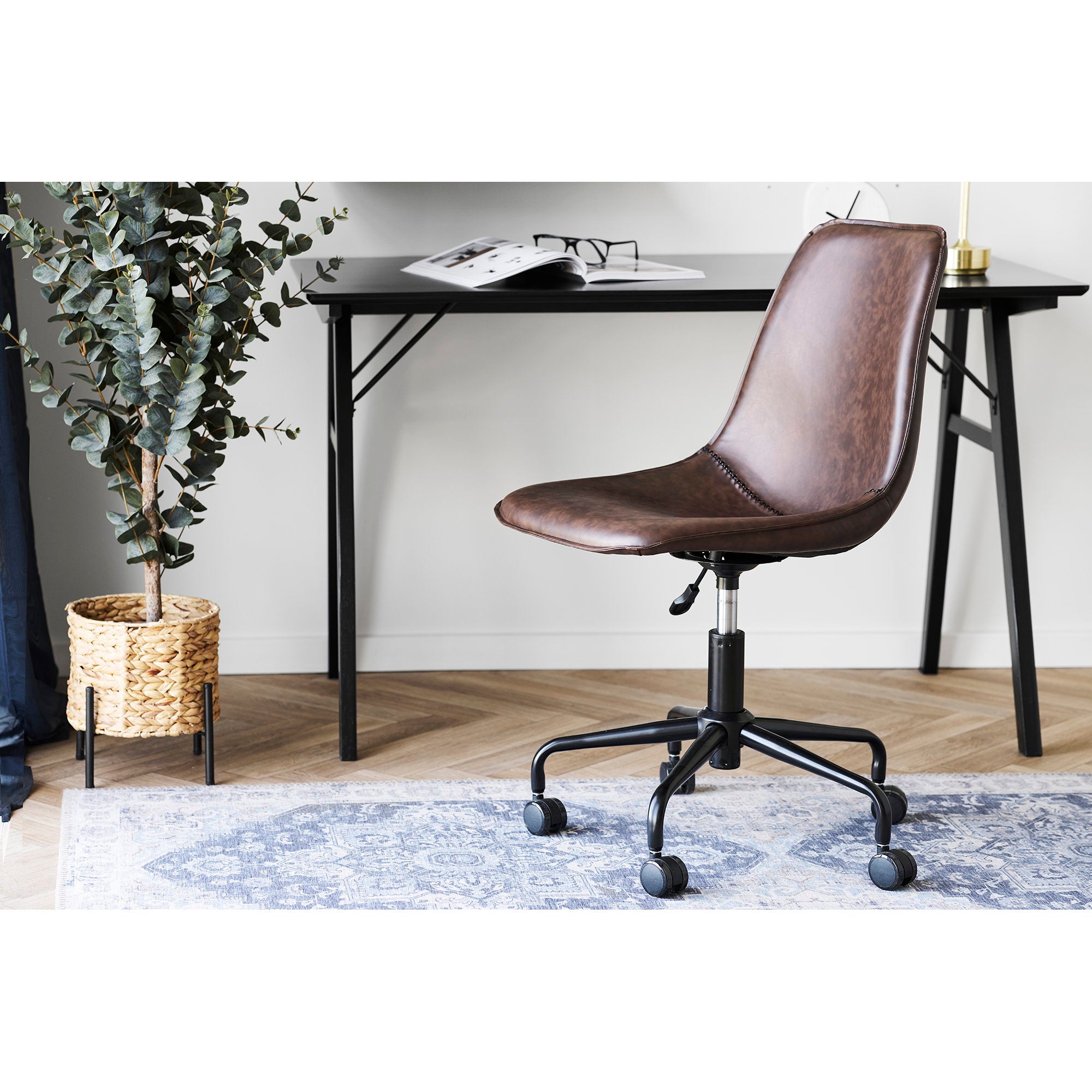 Chaise bureau Monaco cuir PU brun vintage dans un espace de travail lumineux avec bureau noir moderne