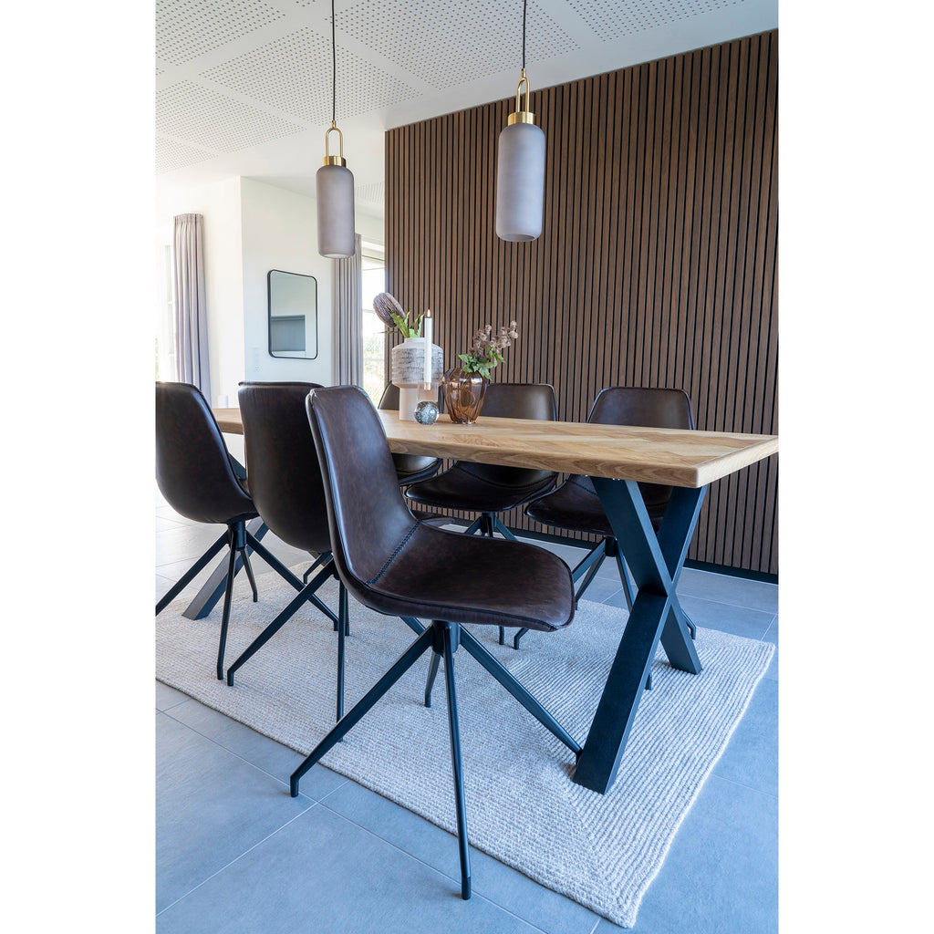 Six chaises Monaco cuir PU marron autour d'une grande table en bois dans salle à manger contemporaine