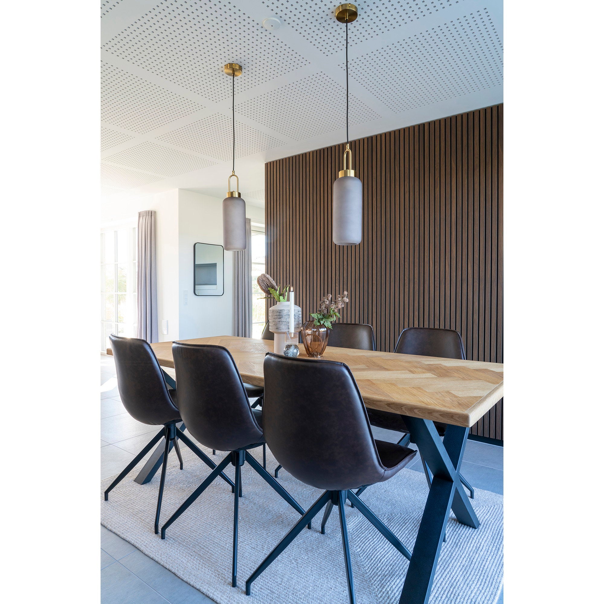 Chaises Monaco cuir PU marron autour d'une grande table bois vue en angle salle à manger design