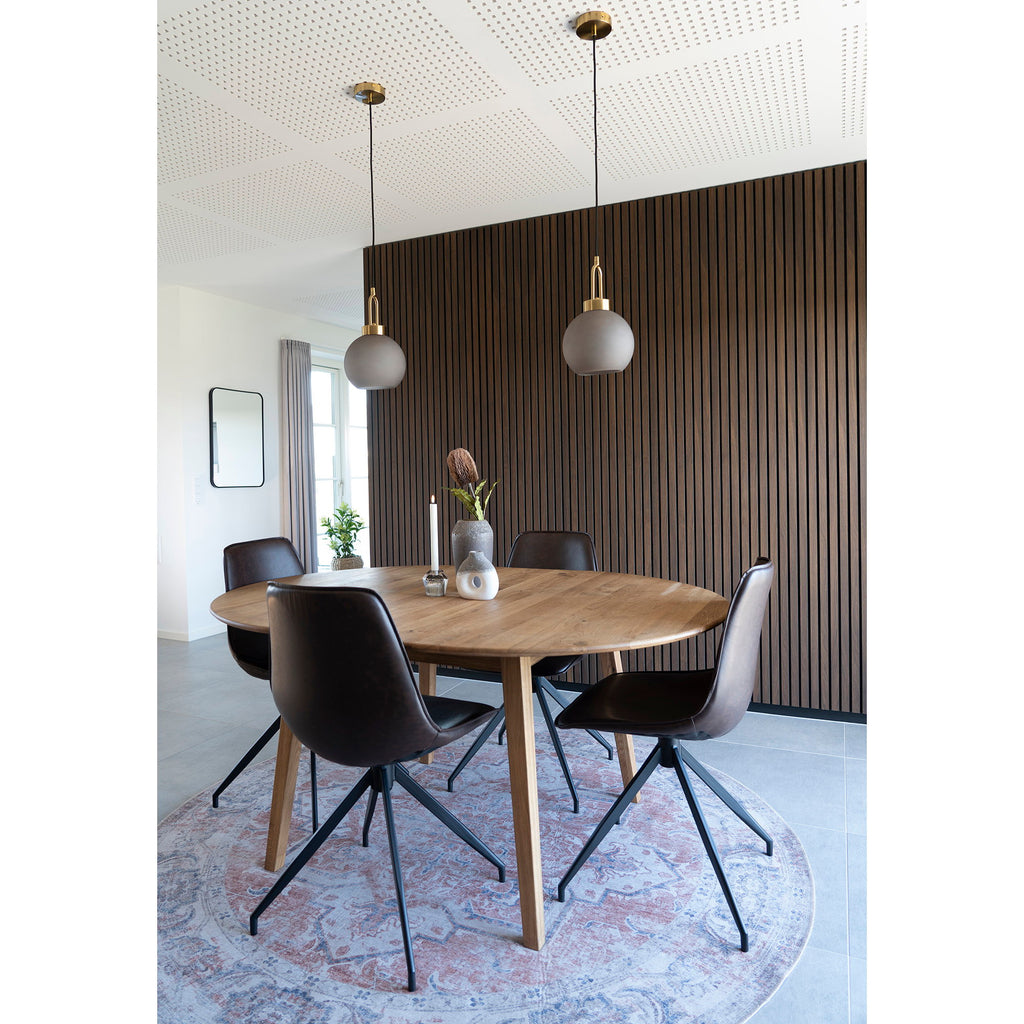 Quatre chaises Monaco cuir PU marron autour d'une table ronde en bois intérieur contemporain lumineux