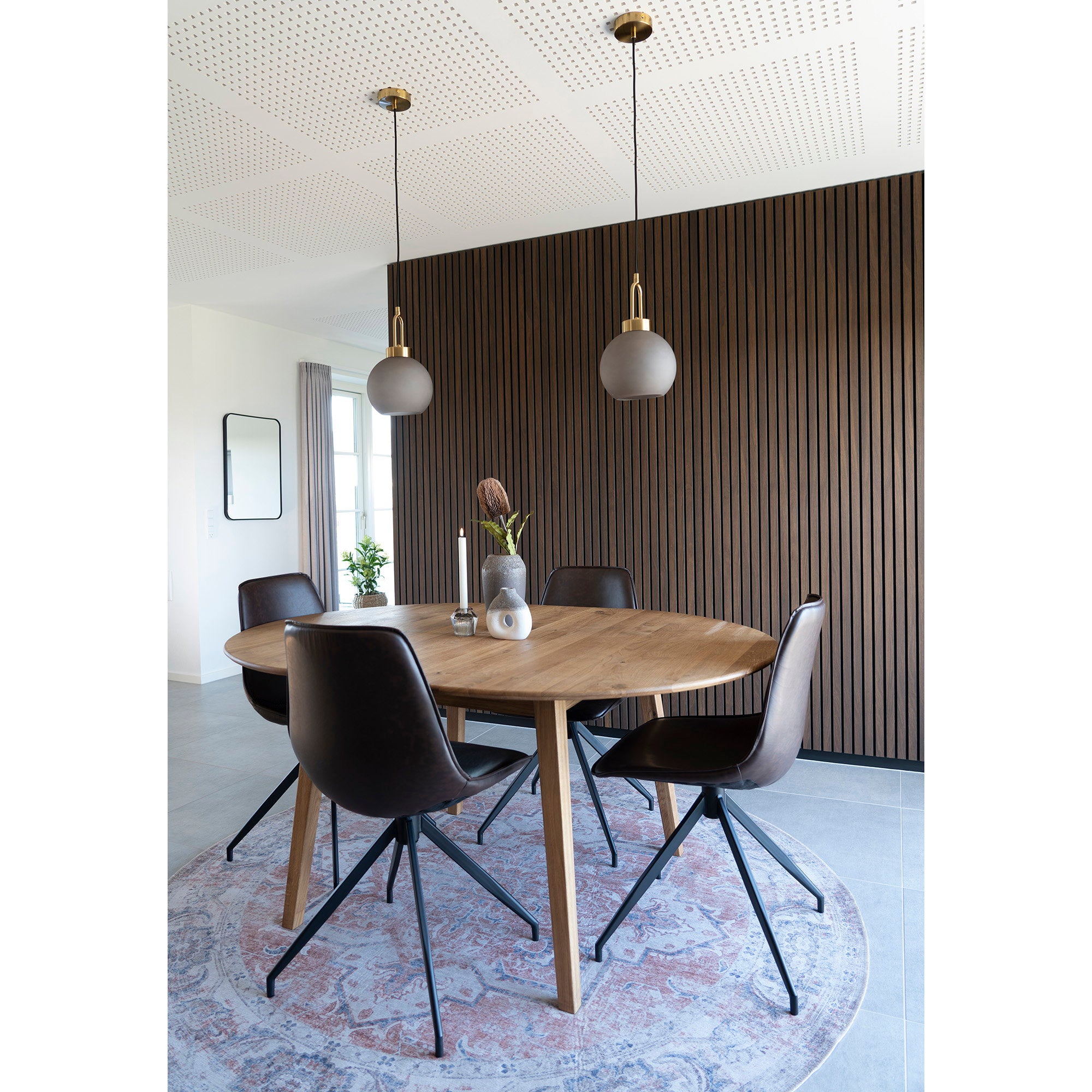 Quatre chaises Monaco cuir PU marron autour d'une table ronde en bois intérieur contemporain lumineux