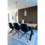 Six chaises Monaco cuir PU noir autour d'une grande table en bois dans salle à manger contemporaine