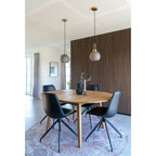 Quatre chaises Monaco cuir PU noir autour d'une table ronde en bois intérieur contemporain lumineux
