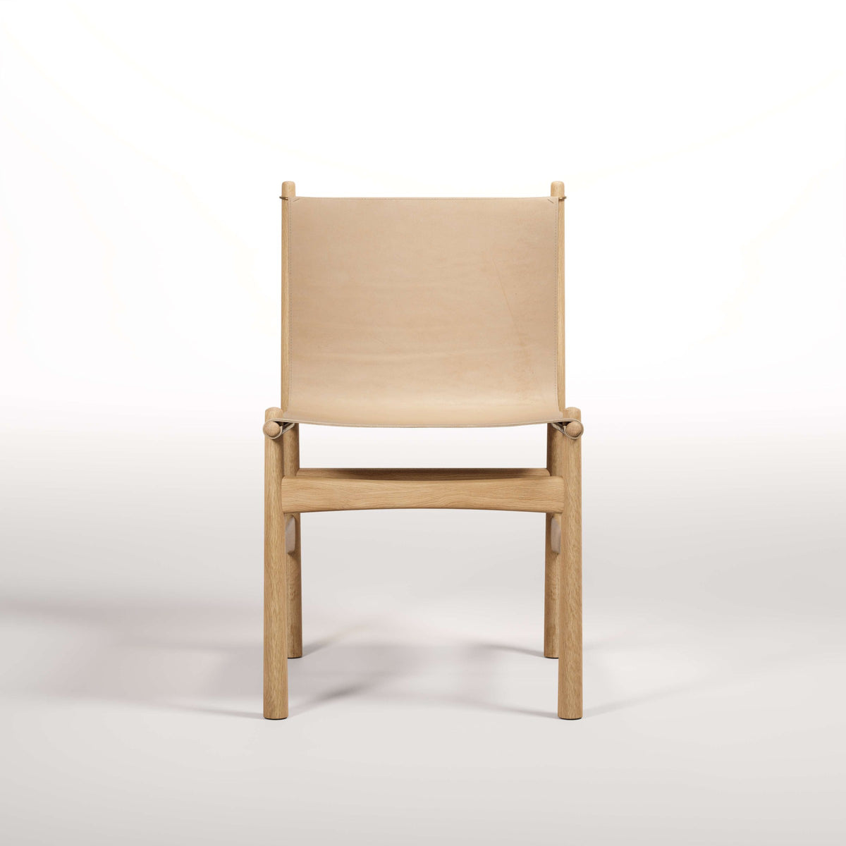 Chaise Nook en chêne et cuir naturel vue de face