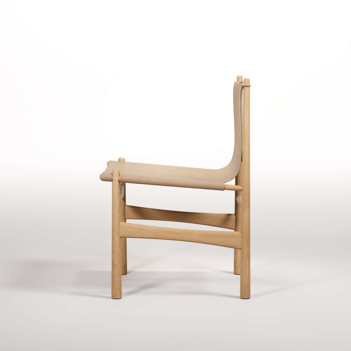 Chaise Nook en chêne et cuir naturel vue de profil