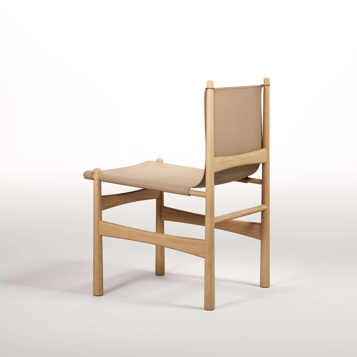 Chaise Nook en chêne et cuir naturel vue de trois quarts arrière