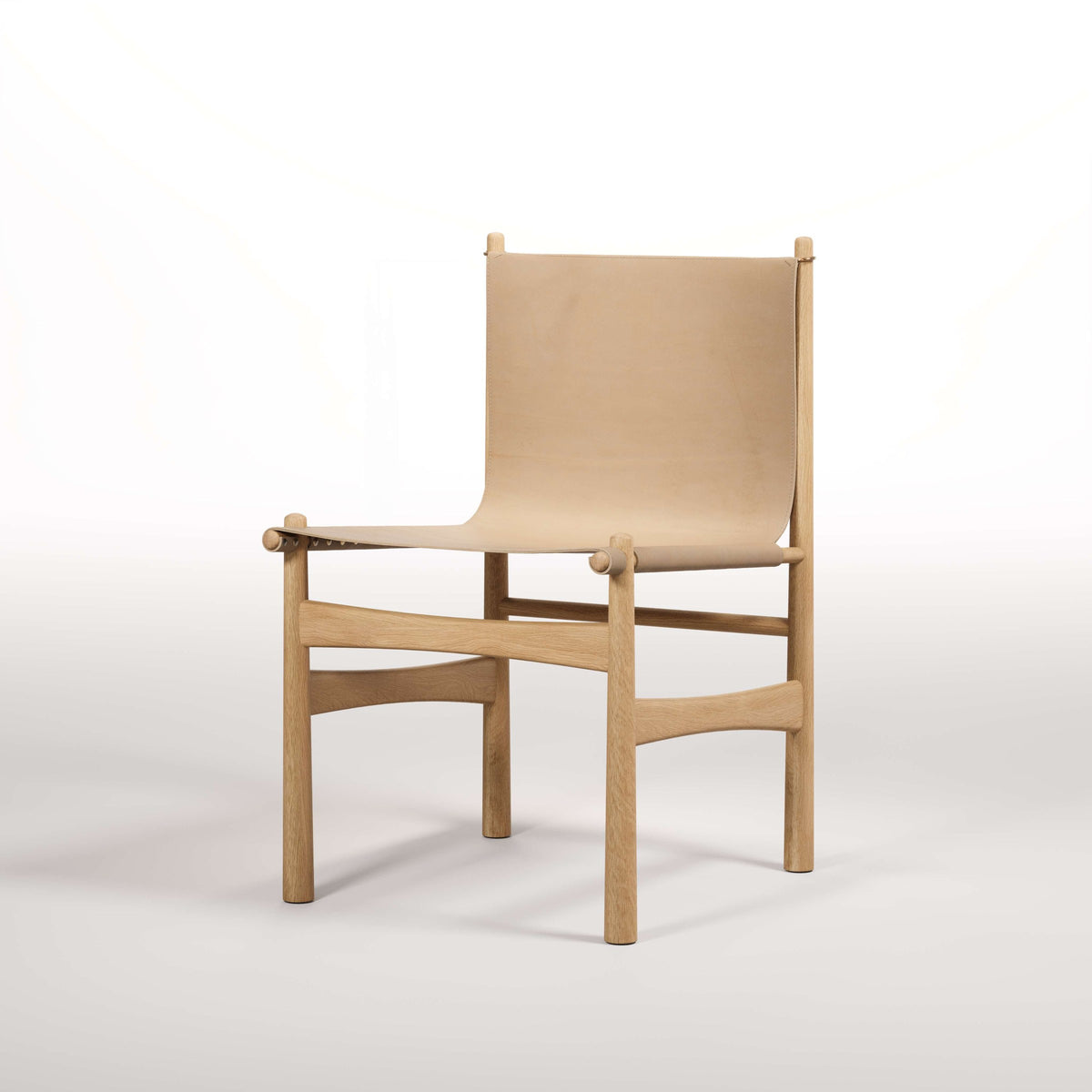 Chaise Nook en chêne et cuir naturel vue de trois quarts