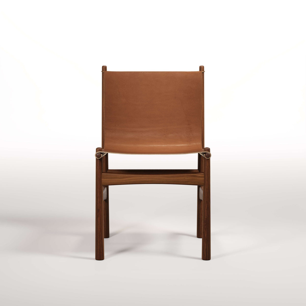 Chaise Nook en noyer et cuir noisette vue de face