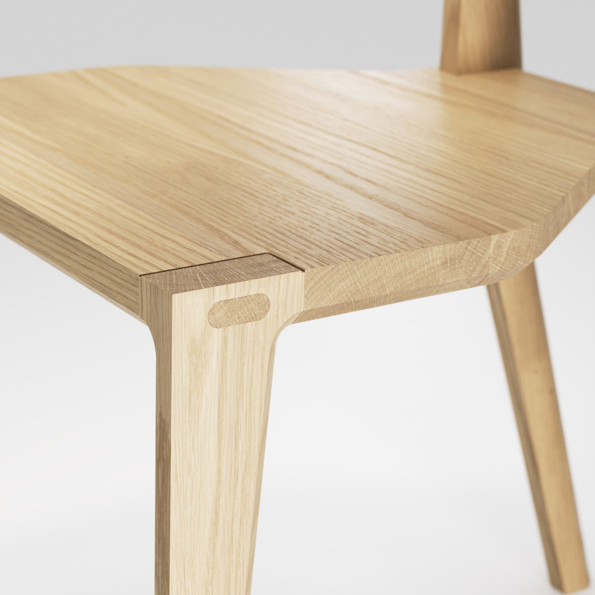 Détail de l'assise de la chaise Orca en chêne naturel