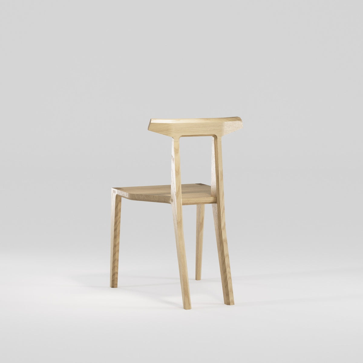 Chaise Orca en chêne naturel vue de trois quarts arrière
