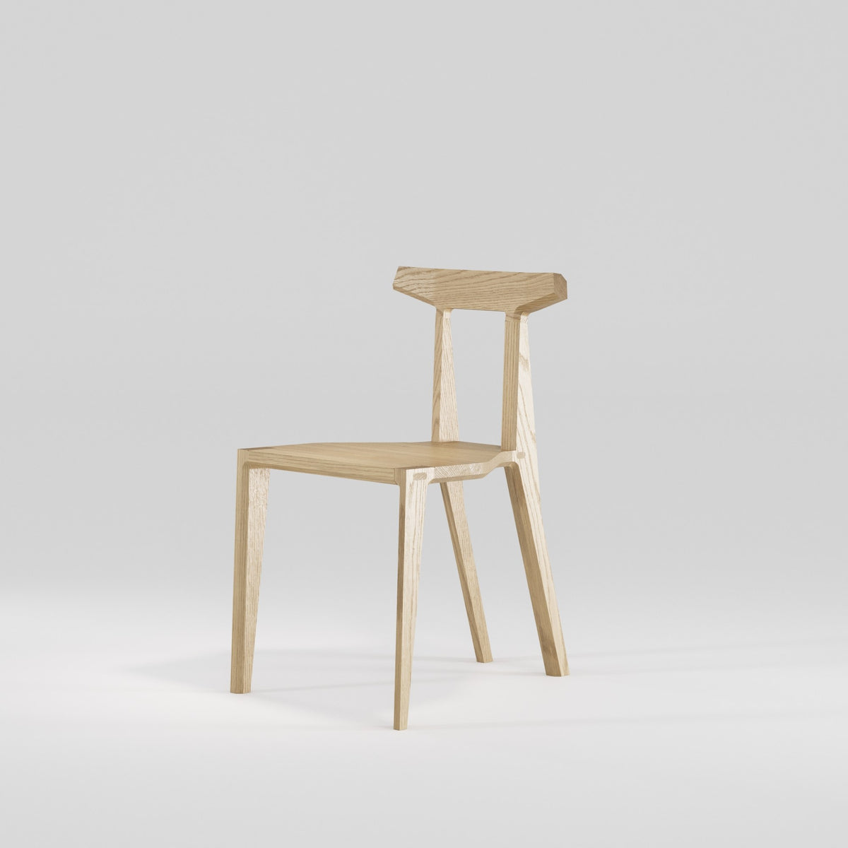 Chaise Orca en chêne naturel vue de trois quarts, côté gauche