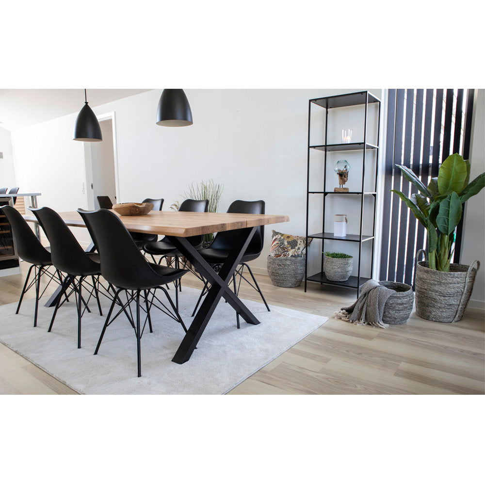 Détail coussin PU cuir et pieds métal Eiffel de la chaise Oslo noire – vue rapprochée
