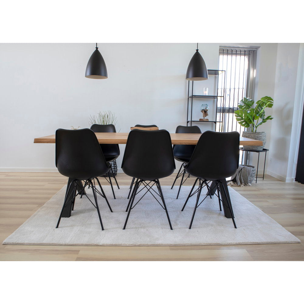 6 chaises Oslo noires autour d'une grande table en bois massif – ambiance industrielle