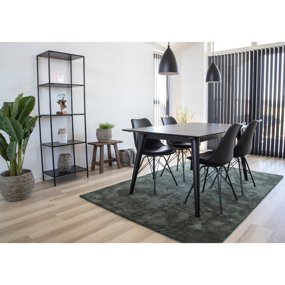 Chaises Oslo noires avec table noire et tapis vert – intérieur contemporain scandinave