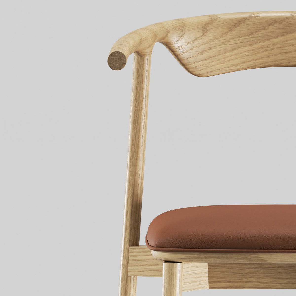 Détail du dossier de la chaise Pala en chêne et cuir cognac