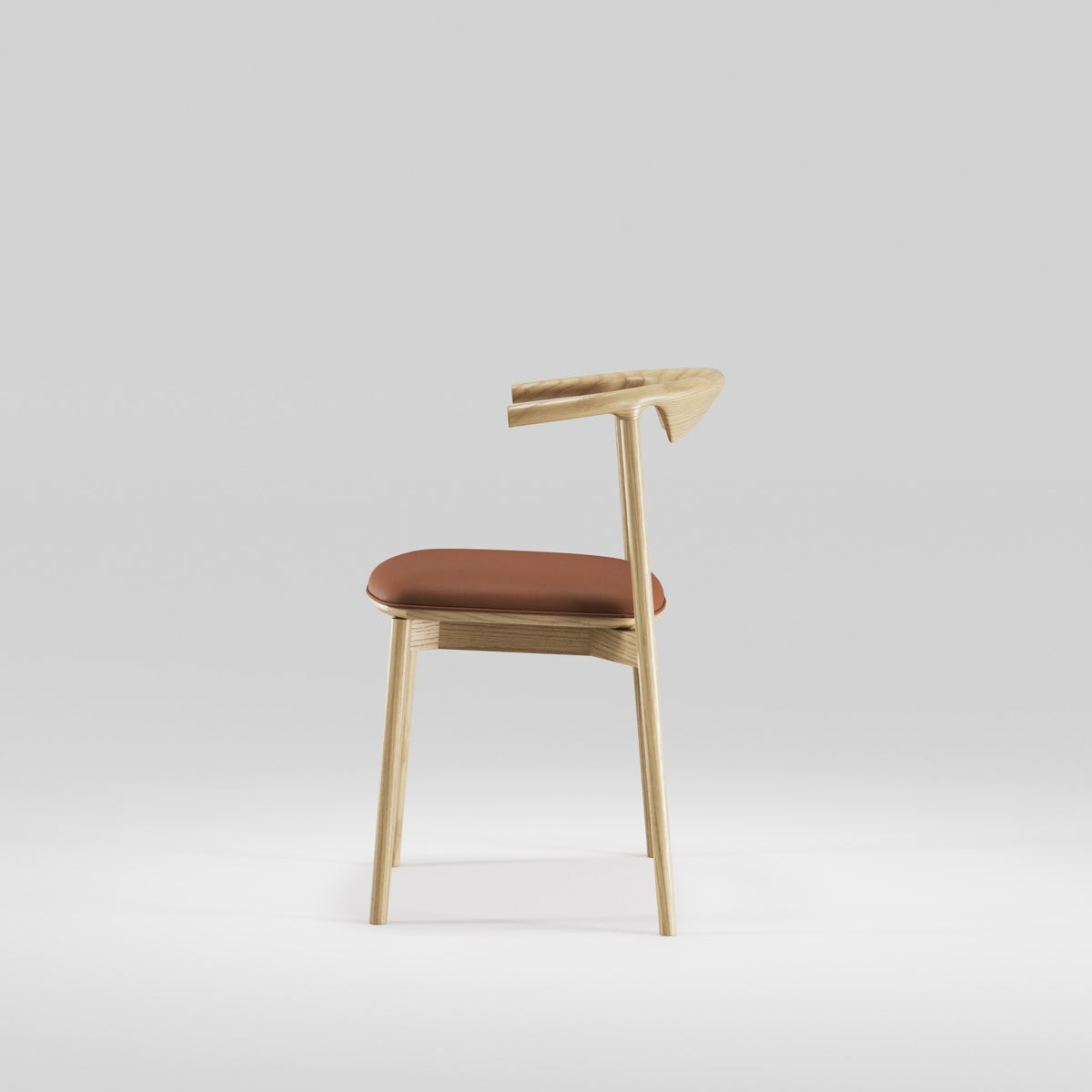Chaise Pala en chêne et cuir cognac vue de profil