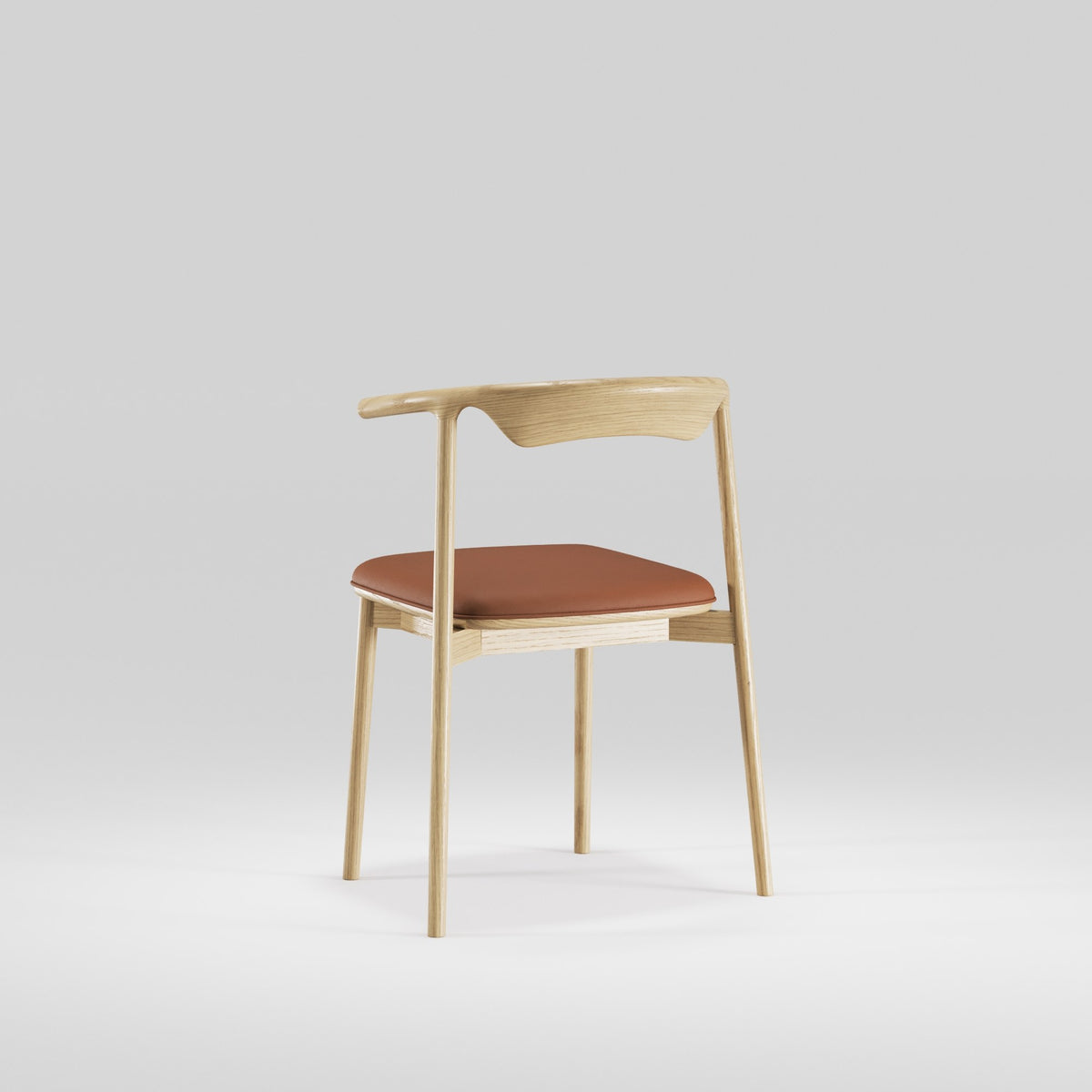 Chaise Pala en chêne et cuir cognac vue de trois quarts arrière