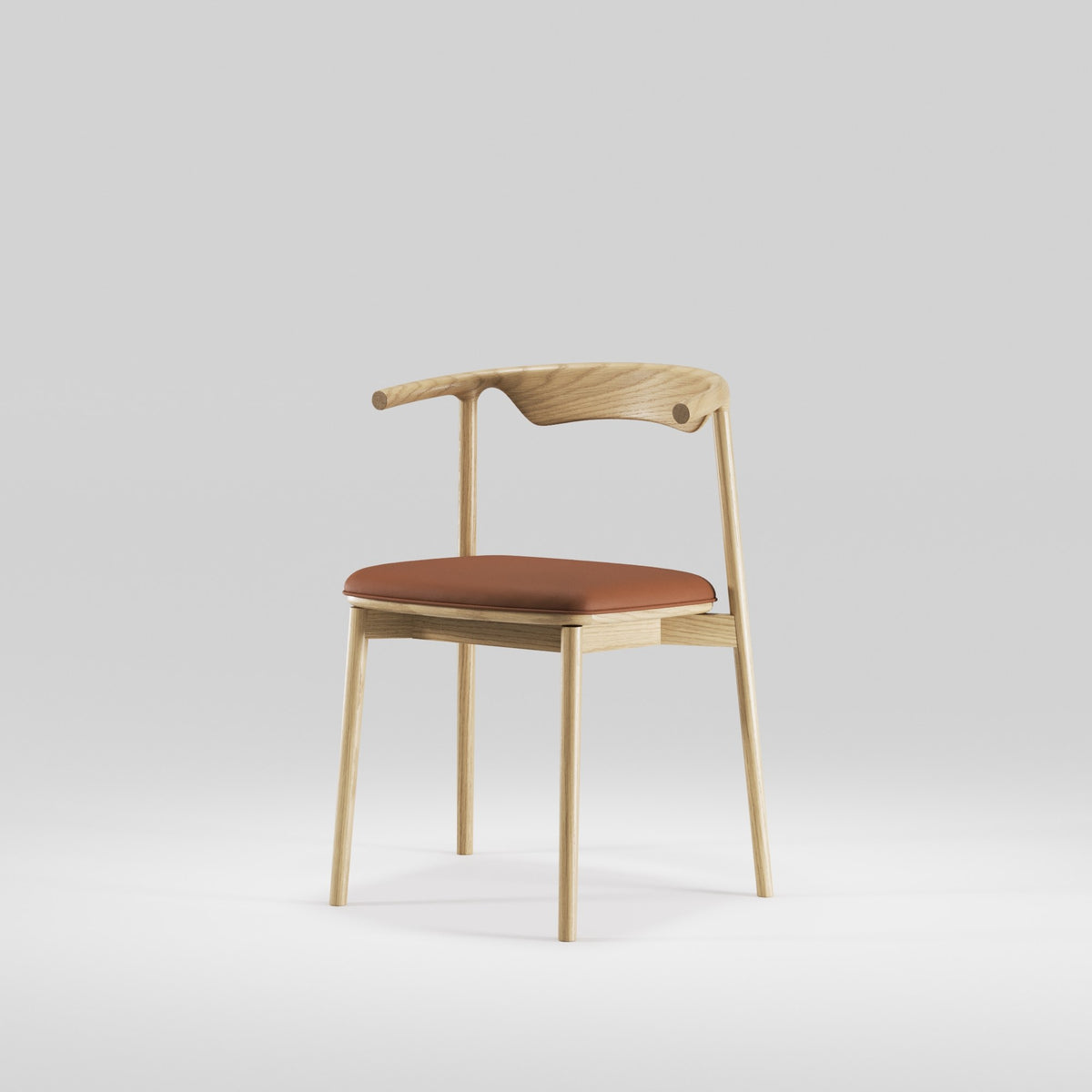 Chaise Pala en chêne et cuir cognac vue de trois quarts
