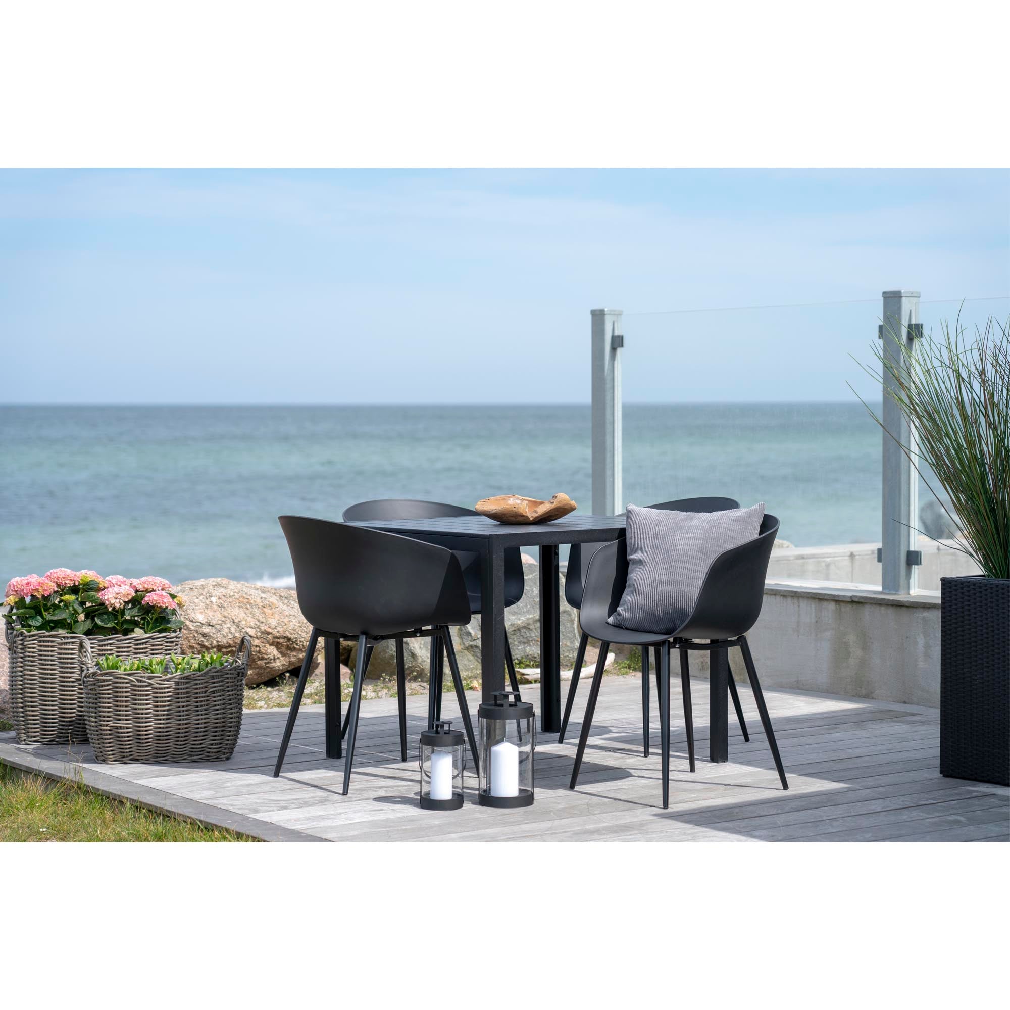 Salon de jardin 4 places chaises Roda noires table carrée terrasse vue mer