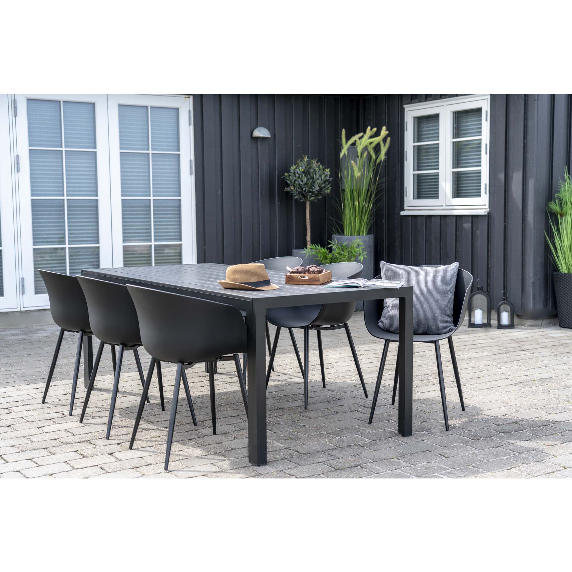 Chaises de jardin Roda noires autour table rallonge terrasse maison contemporaine