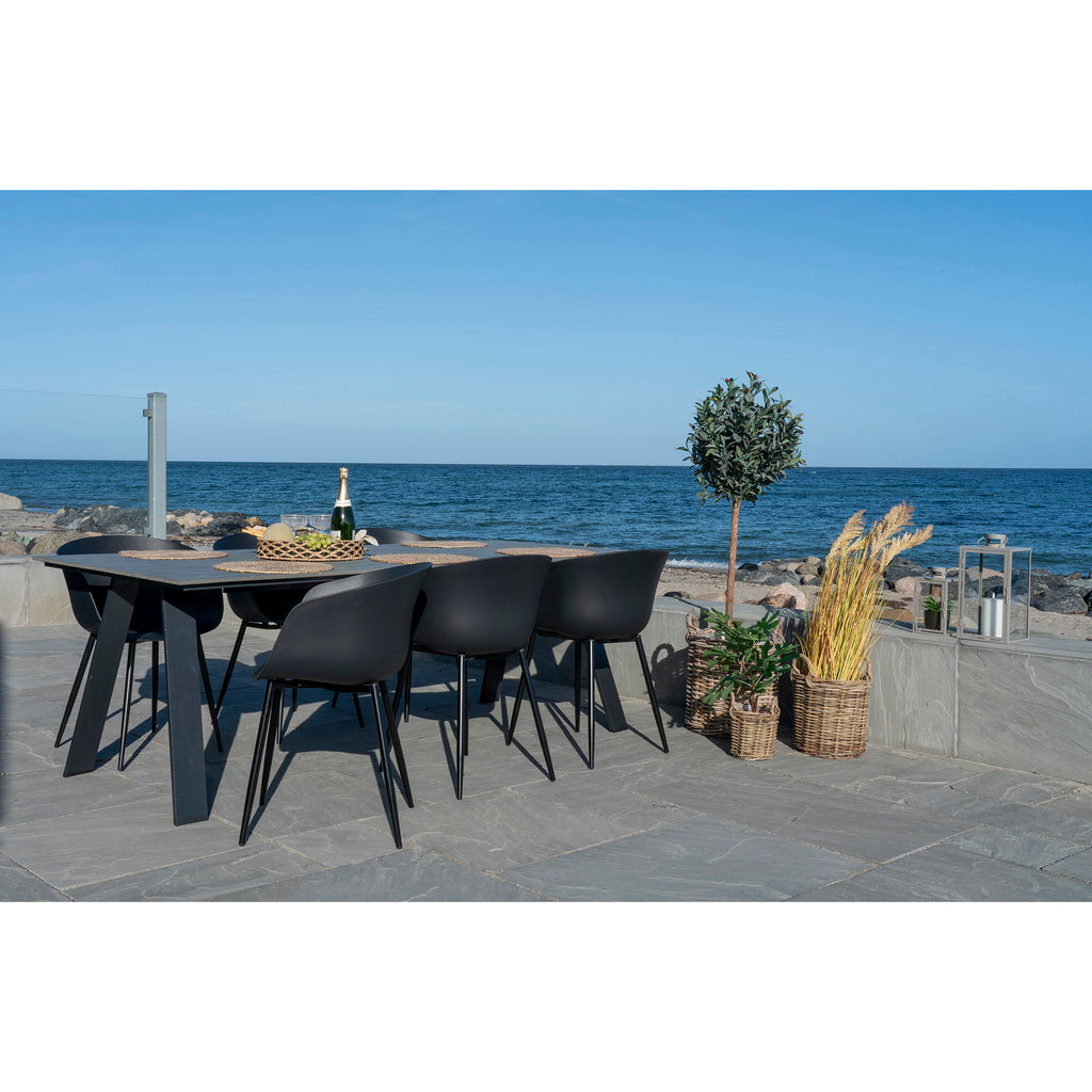 Chaises Roda noires en extérieur table de jardin contemporaine vue mer