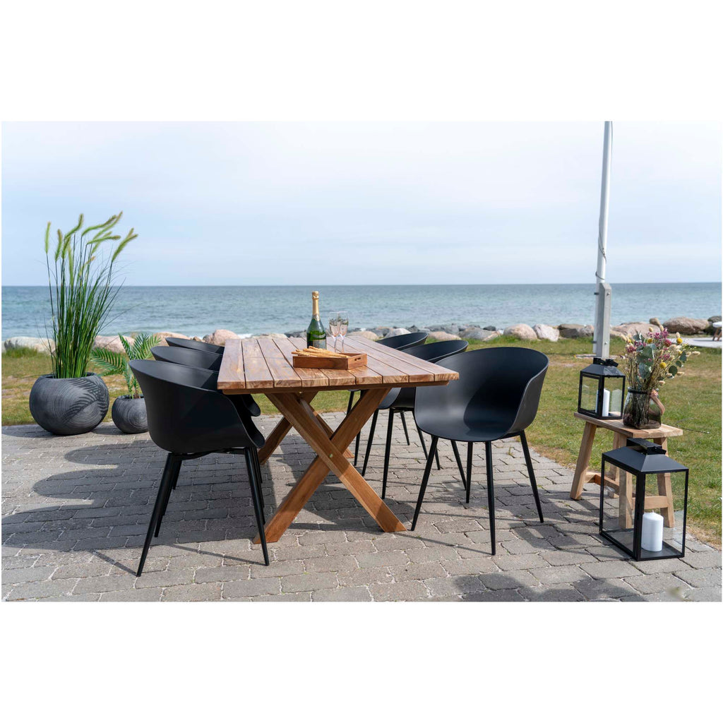 Lot de chaises Roda noires autour d'une table en teck terrasse bord de mer
