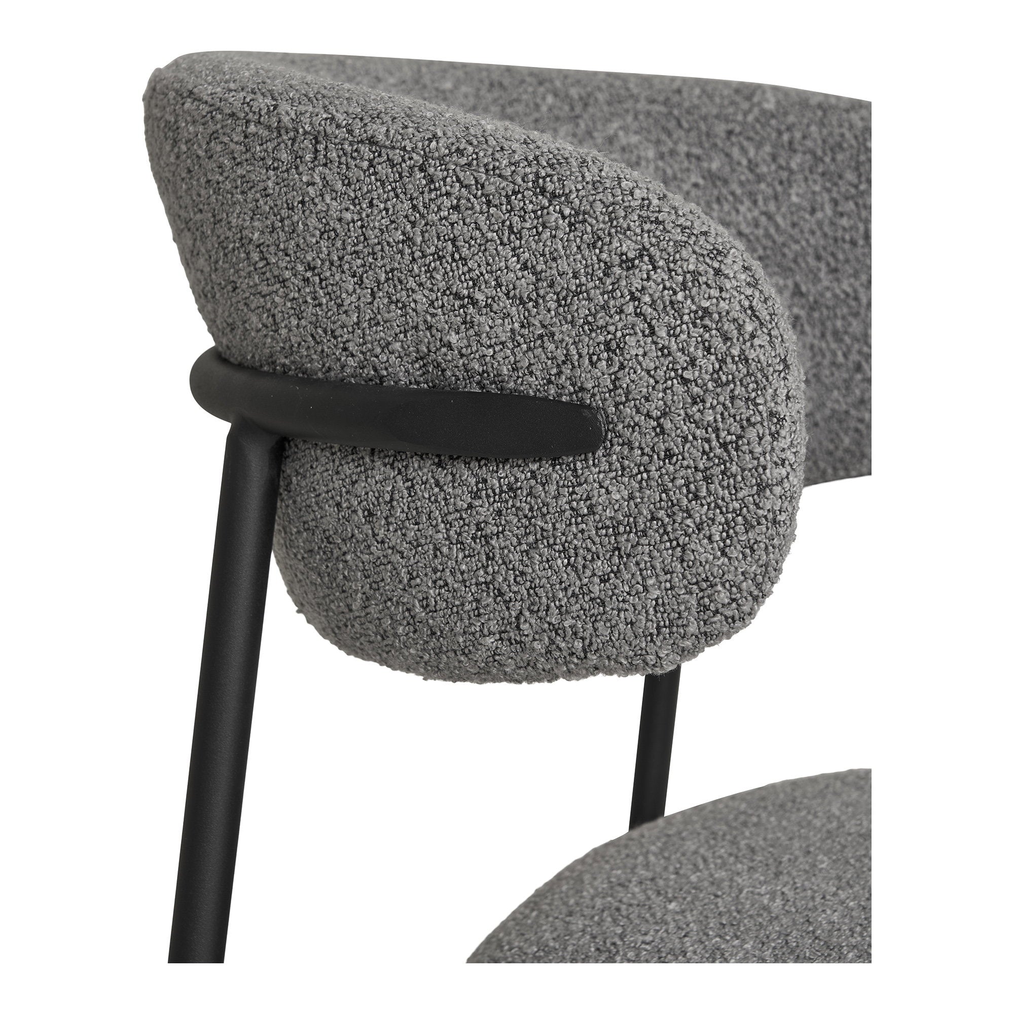 Détail liaison dossier bouclé gris clair et traverse acier laqué noir mat chaise Mira