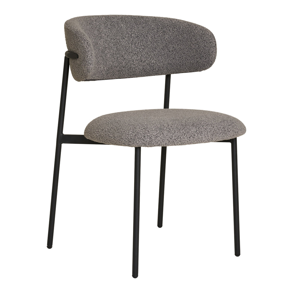 Chaise Mira bouclé gris clair dossier flottant arrondi assise ovale pieds métal noir vue trois quarts avant
