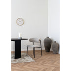 Chaise de salle à manger Mira bouclé sable dossier flottant pieds noirs en situation table ronde noire cannelée