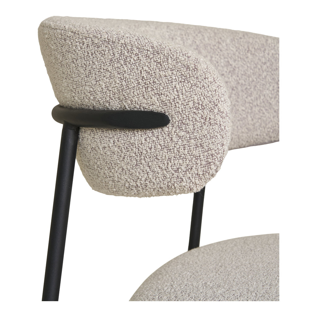 Détail liaison dossier bouclé sable et traverse acier laqué noir mat chaise Mira