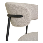 Détail liaison dossier bouclé sable et traverse acier laqué noir mat chaise Mira