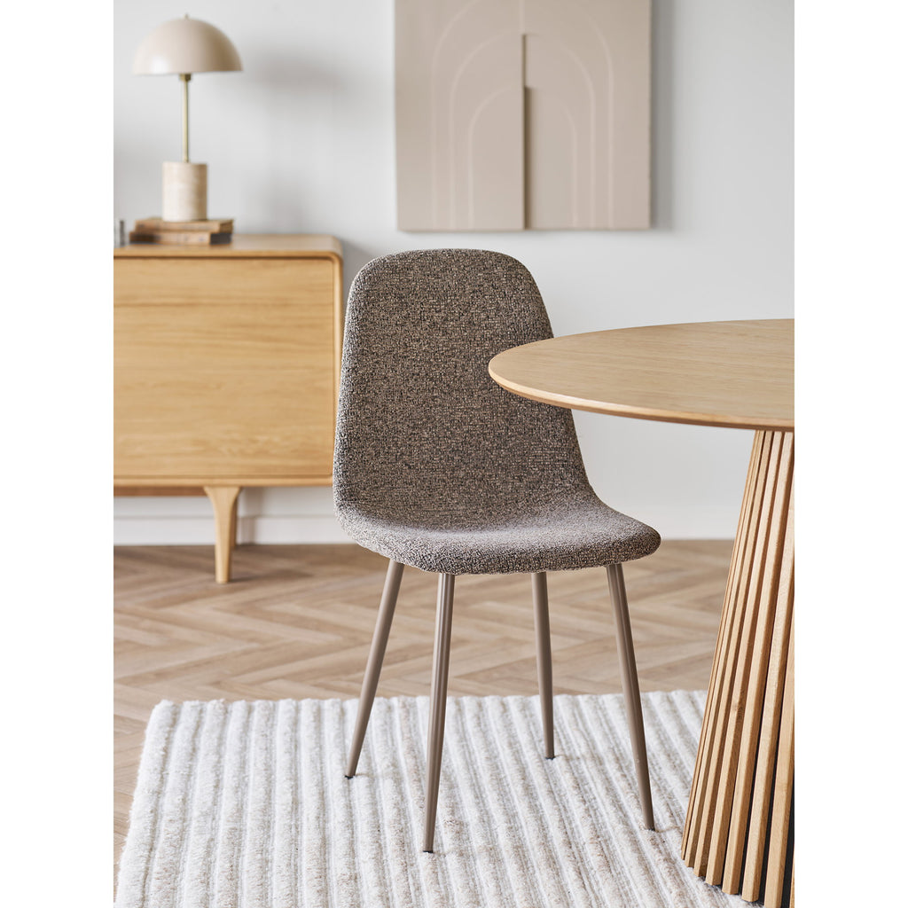 Chaise Stockholm bouclé brun chiné en ambiance table ronde chêne – décoration nordique naturelle