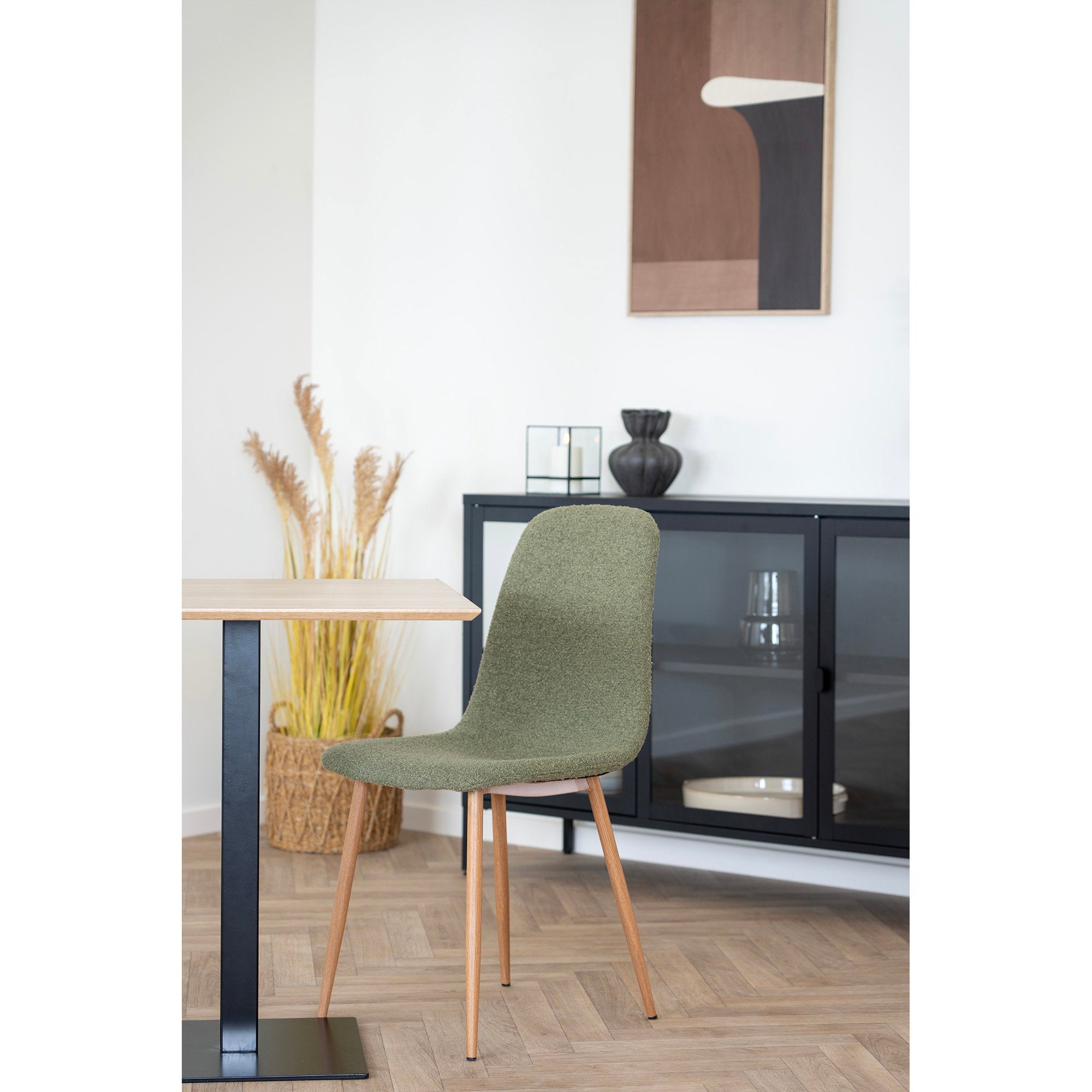 Chaise Stockholm bouclé vert forêt en ambiance salle à manger avec table bois naturel – décor nordique