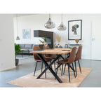 Lot de 2 chaises Stockholm cognac autour d'une grande table en bois massif ambiance industrielle