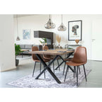 Chaises Stockholm marron cognac dans une salle à manger contemporaine vue d'ensemble avec table bois
