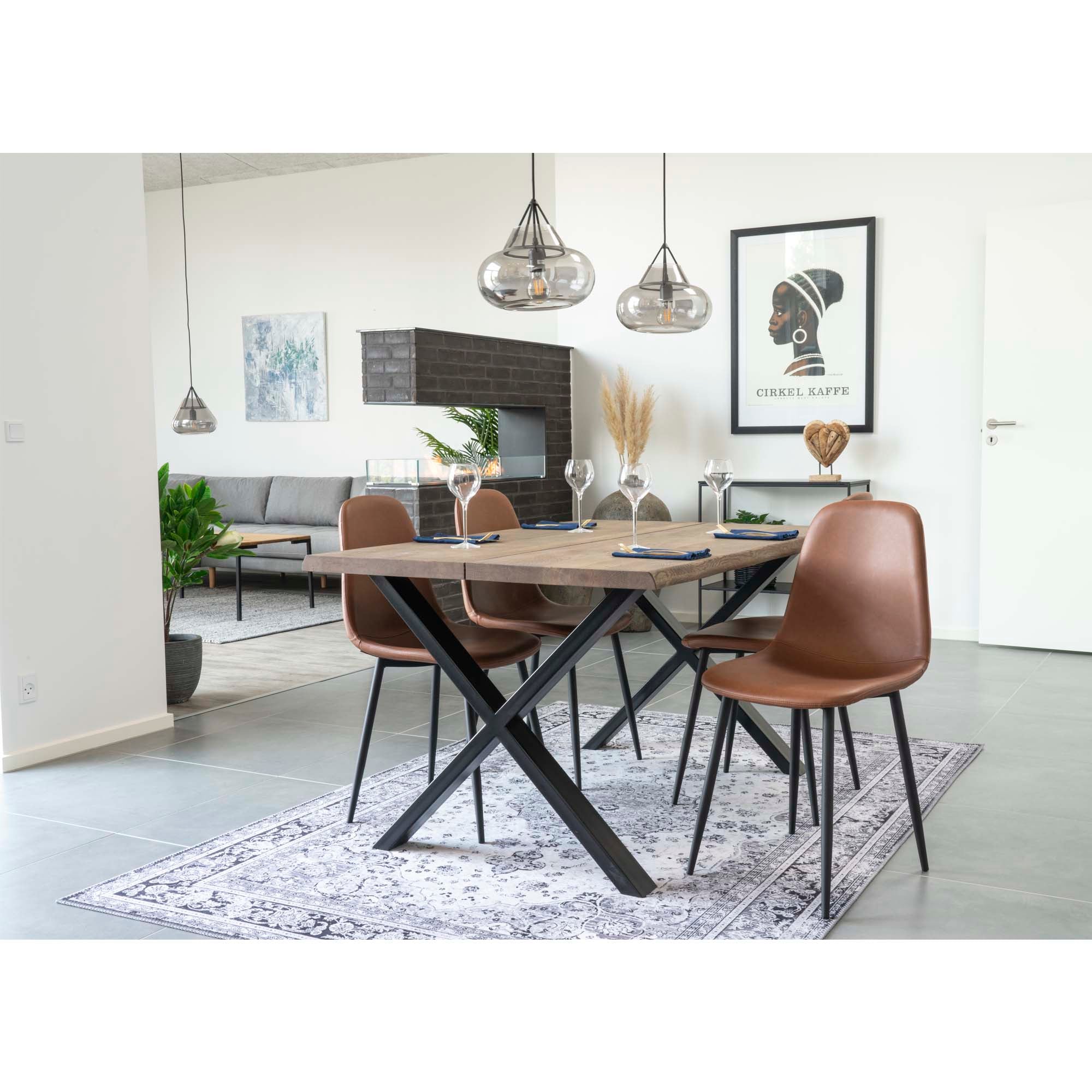 Chaises Stockholm marron cognac salle à manger contemporaine – vue d'ensemble avec table bois