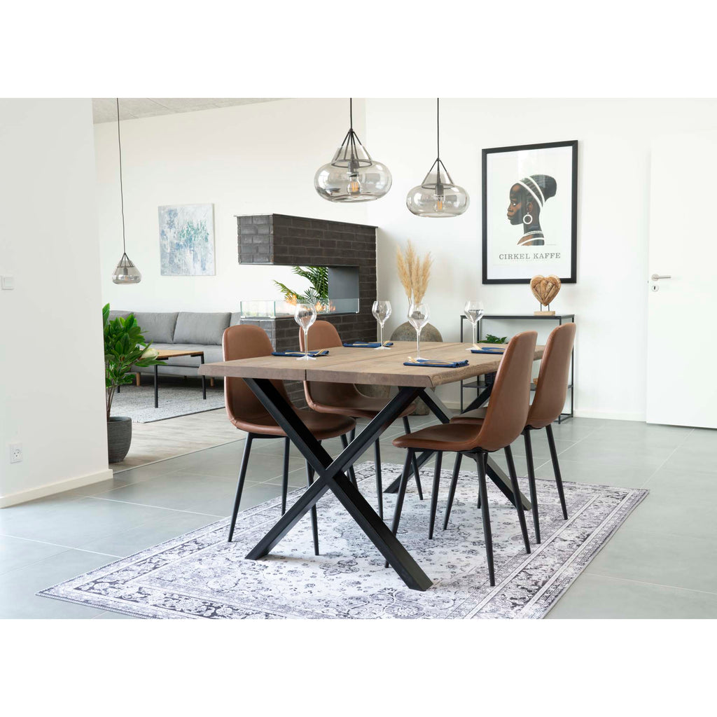 Chaises Stockholm cognac autour d'une table bois naturel sur tapis beige – ambiance chaleureuse