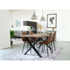 Chaises Stockholm cognac autour d'une table bois naturel sur tapis beige ambiance chaleureuse