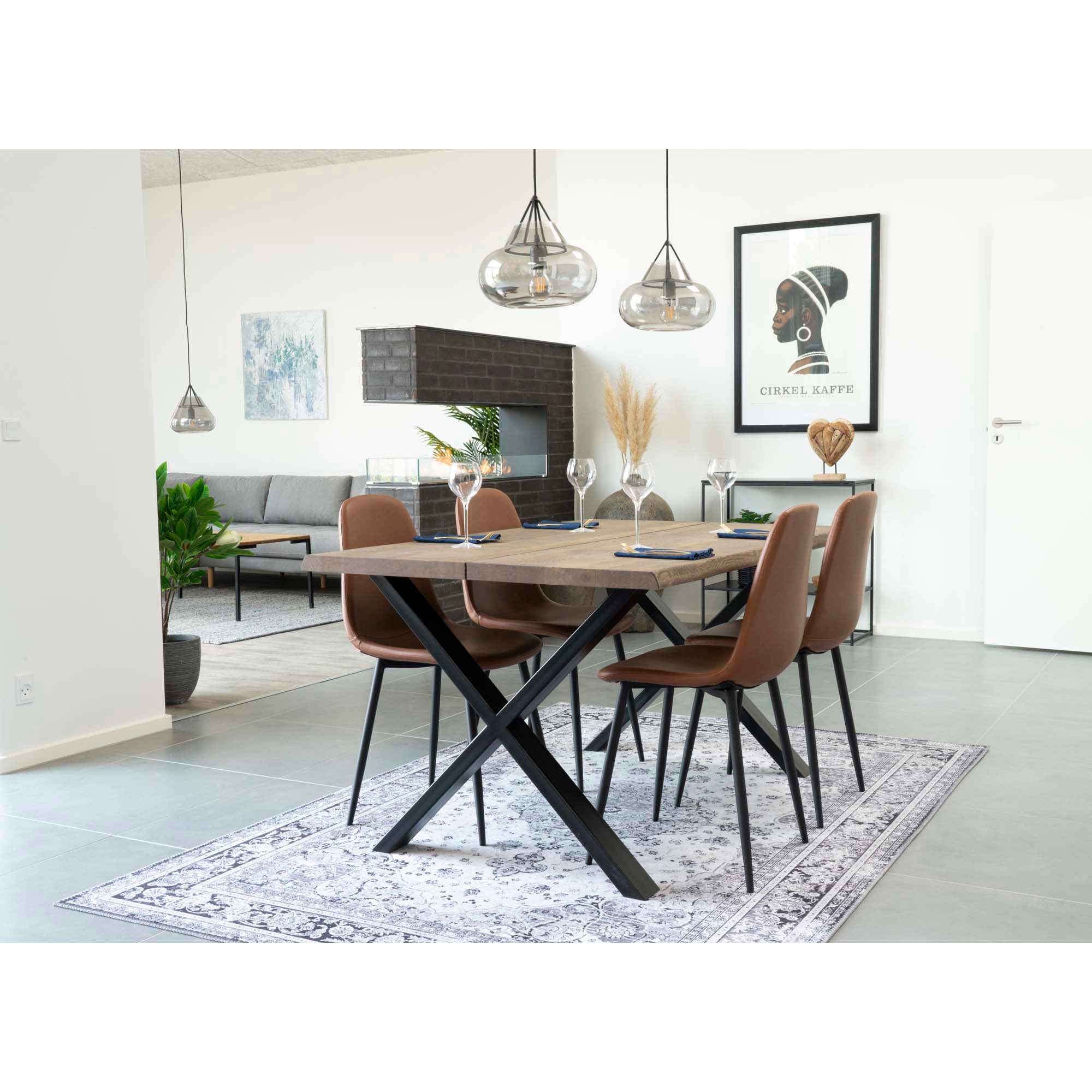 Chaises Stockholm cognac autour d'une table bois naturel sur tapis beige – ambiance chaleureuse