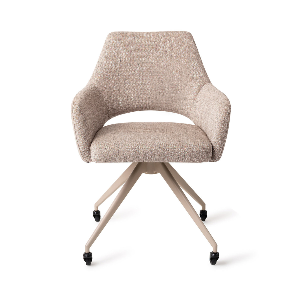 Chaise Yanai beige chiné sur piètement beige à quatre pieds et roulettes vue de face avec ses accoudoirs et la découpe du dossier
