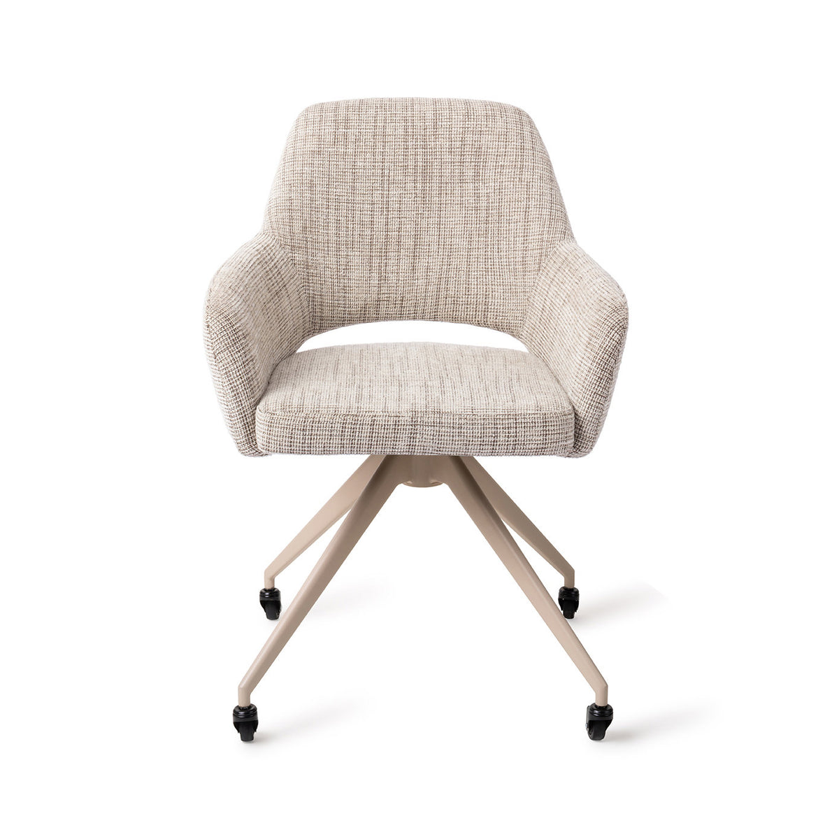 Chaise Yanai écru chiné sur piètement beige à quatre pieds et roulettes vue de face avec ses accoudoirs et la découpe du dossier