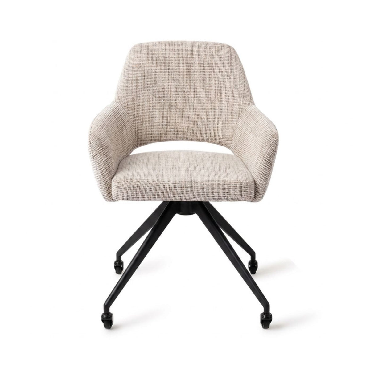 Chaise Yanai écru chiné sur piètement noir à quatre pieds et roulettes vue de face avec ses accoudoirs et la découpe du dossier