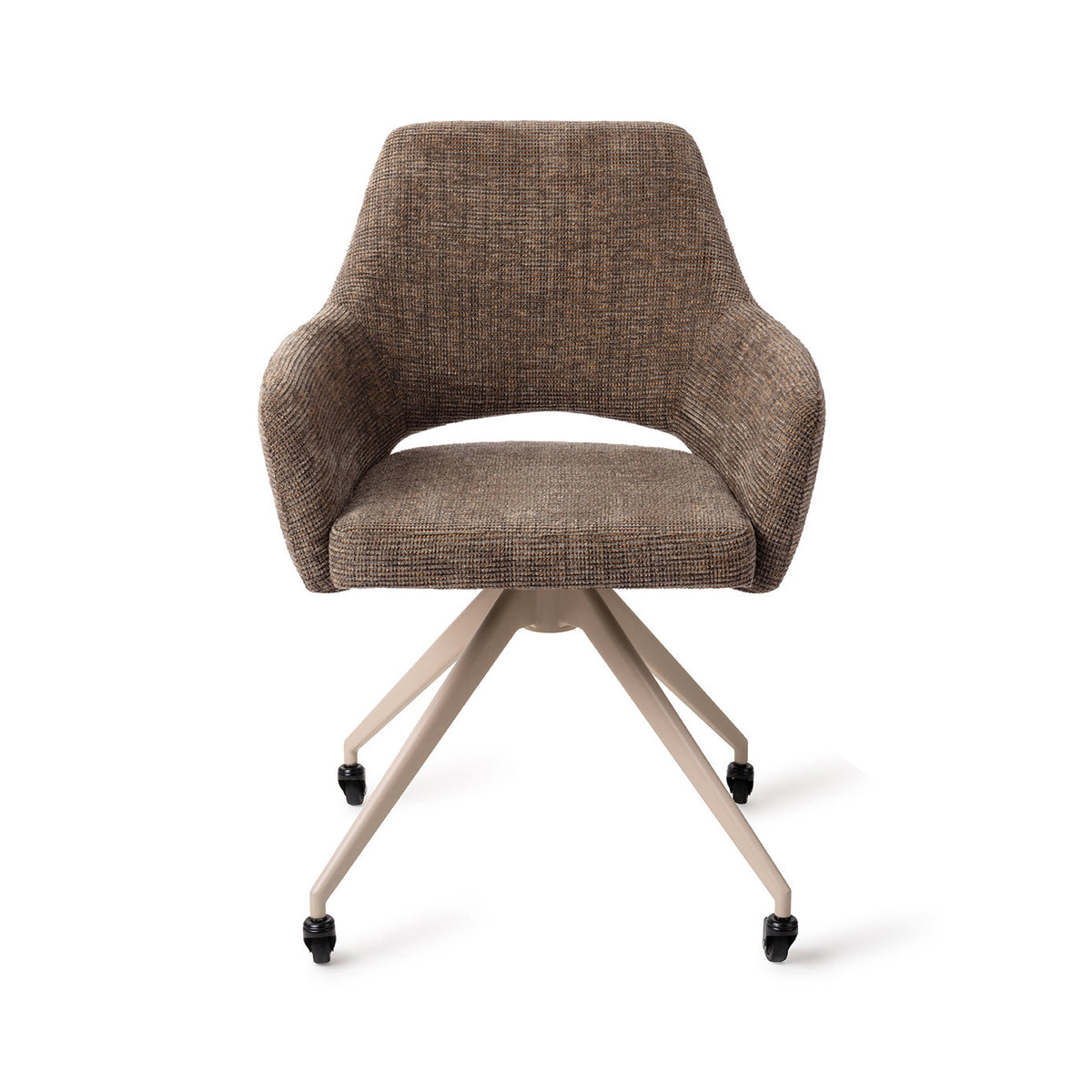 Chaise Yanai marron chiné sur piètement beige à quatre pieds et roulettes vue de face avec ses accoudoirs et la découpe du dossier