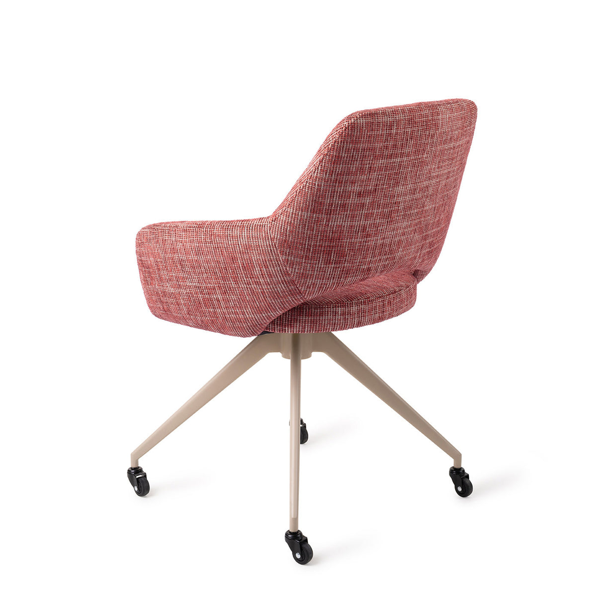Dos de la chaise Yanai rouge chiné avec ses coutures et son piètement beige à roulettes