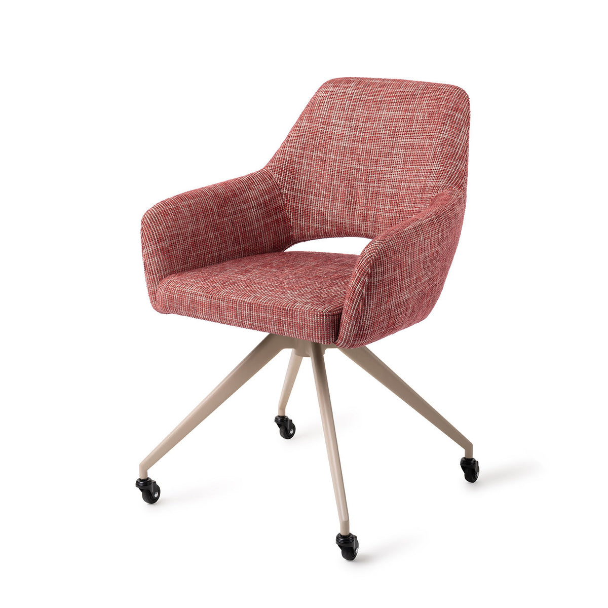 Chaise Yanai rouge chiné sur piètement beige à quatre pieds et roulettes vue de trois quarts