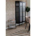 Chariot de bar Beja gris taupe en situation salon contemporain devant vitrine noire