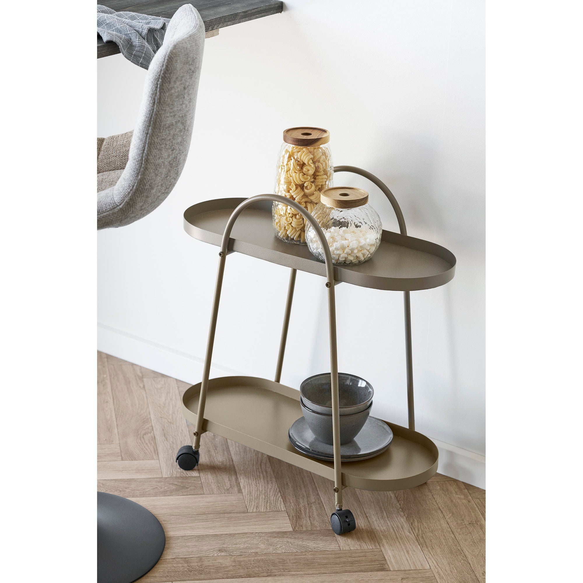 Chariot Empoli taupe en situation salle à manger parquet chevrons bocaux verre bols céramique