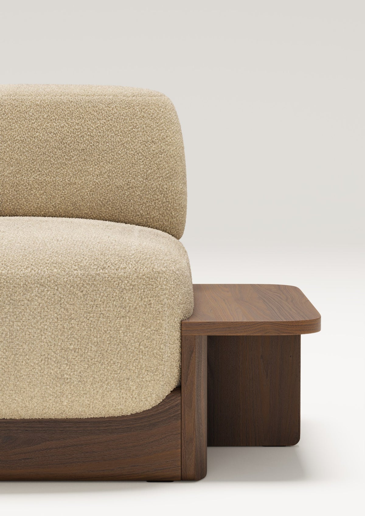 Assise et socle de la chauffeuse Dome en noyer et tissu beige, vus de près