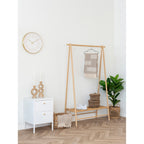 Chevet Dalby blanc poignées dorées ambiance chambre dressing naturel