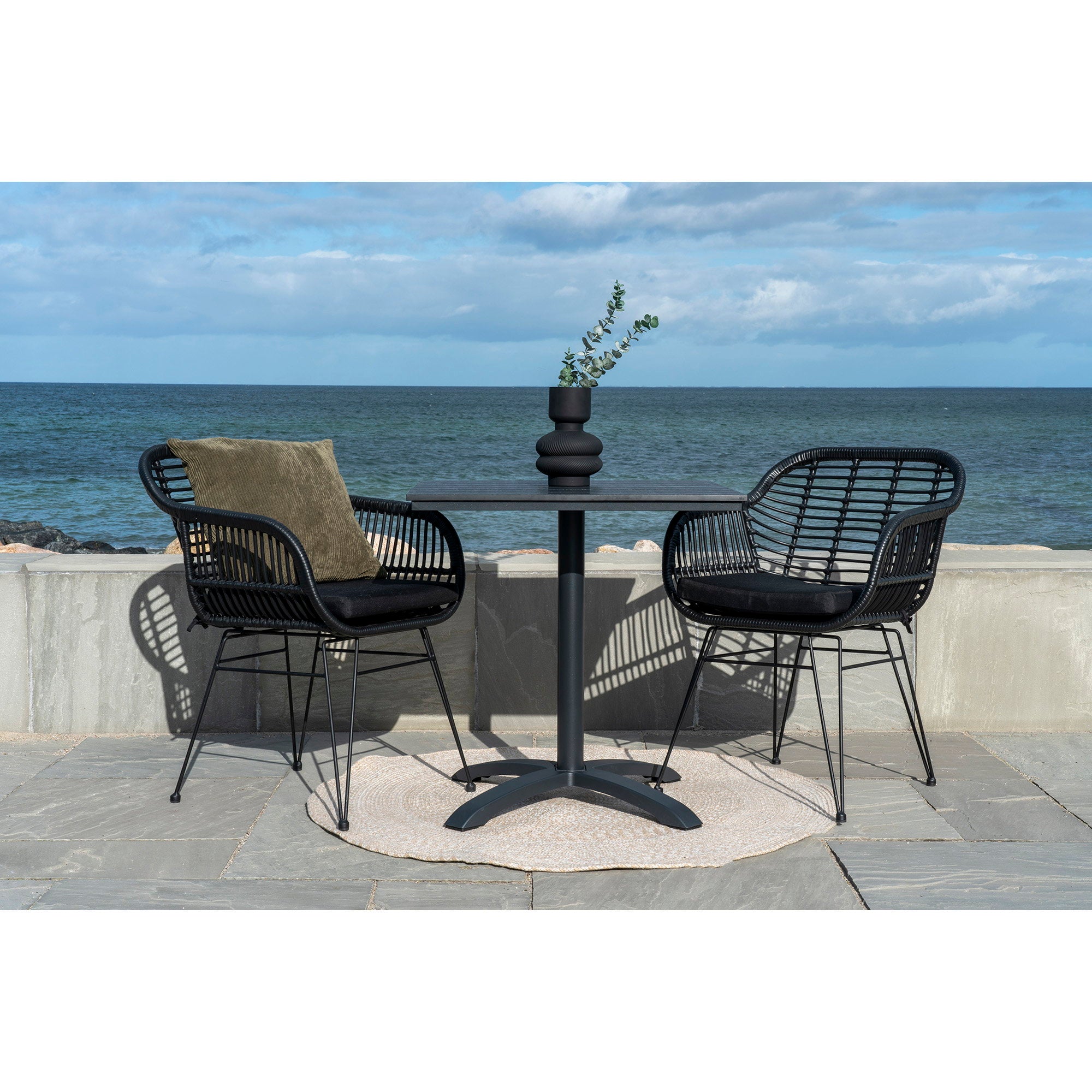 Table bistrot Chicago gris nonwood aluminium noir terrasse bord de mer fauteuils rotin noirs